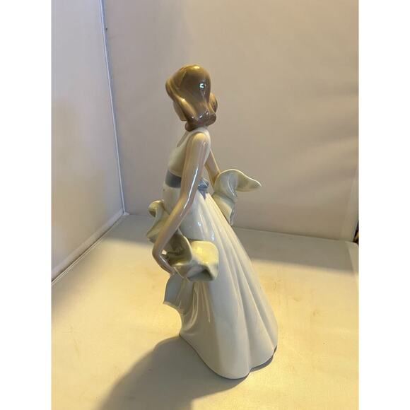 Nao Girl Figurine #1343 by Lladro WALKING ON AIR ~ 10 1/4" - Picture 2 of 5